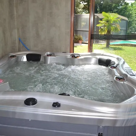 Maison 3 Chambres, 3 Sdb, Terrasse, Piscine, Holiday home Meyrie